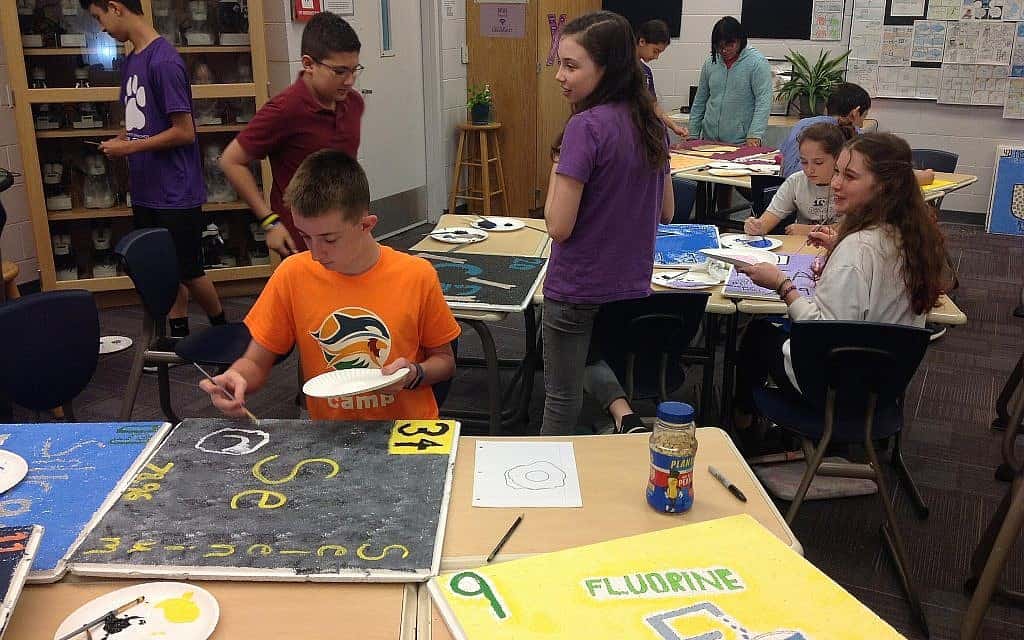 התלמידים בבית הספר של קהילת הרשורין שיף בסרסוטה, פלורידה, מכינים לוחות שירכיבו את הטבלה המחזורית (צילום: בן סיילס)