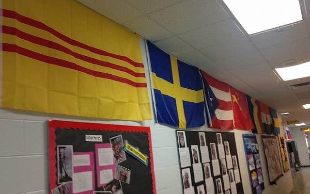 במסדרון בבית הספר תלויים דגלים המייצגים את 40 המדינות שמהן הגיעו משפחות התלמידים (צילום: בן סיילס)