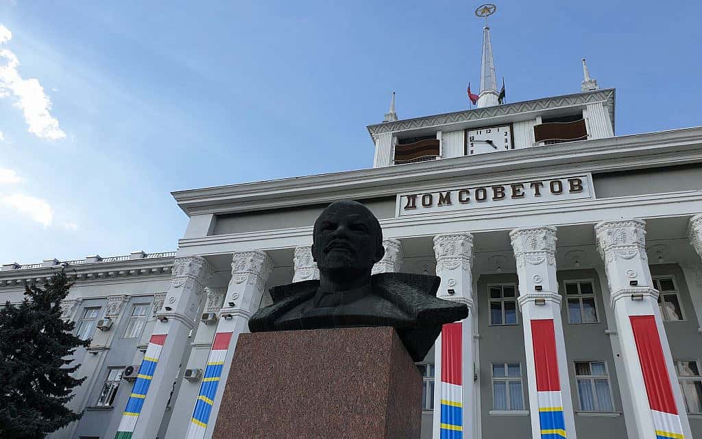 פסלו של לנין מעטר את בניין הבית הסובייטי של טירספול (צילום: באדיבות רומן ינושבסקי / ערוץ 9)