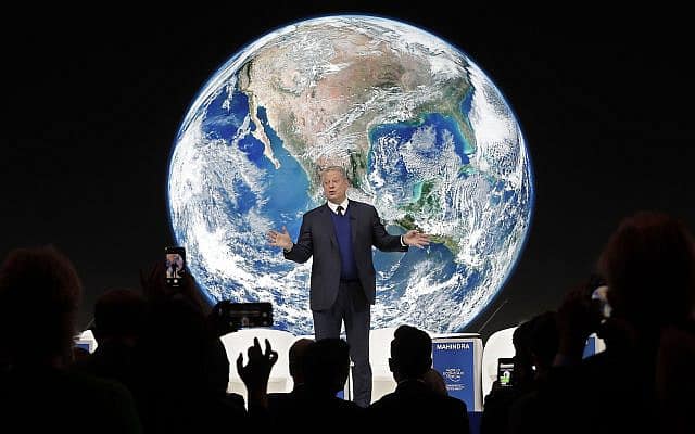 נשיא ארה״ב לשעבר נואם על משבר האקלים בוועידה הכלכלית בדאבוס, ב-22 בינואר 2019 (צילום: AP Photo/Markus Schreiber)