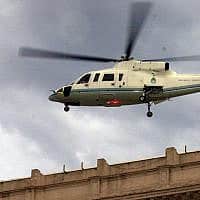 In this Dec. 20, 2001, file photo, the helicopter carrying President Fernando De la Rua departs Buenos Aires's Government House after De la Rua submitted his resignation. Former Argentine President Fernando De la Rúa, who attracted voters with his image as an honest statesman and later left the country plunged into its worst economic crisis, (צילום: AP Photo/Daniel Luna, File)