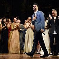 Lin-Manuel Miranda, creator of "Hamilton: An American Musical," walks onstage during the curtain call on the opening night of the Los Angeles run of the show at the Pantages Theatre on Wednesday, Aug. 16, 2017, in Los Angeles (צילום: Chris Pizzello-Invision-AP)