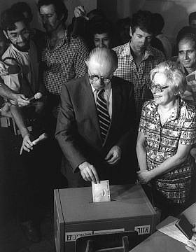 מנחם בגין ורעייתו עליזה מצביעים בבחירות לכנסת ב-1981 (צילום: משה מילנר/לע