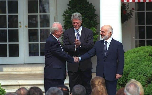 ראש הממשלה יצחק רבין (משמאל) לוחץ ידו של חוסיין מלך ירדן, בטקס שנערך על מדשאת הלבן בוושינגטון, ארה&quot;ב. במרכז: נשיא ארה&quot;ב ביל קלינטון. יולי 1994 (צילום: לע