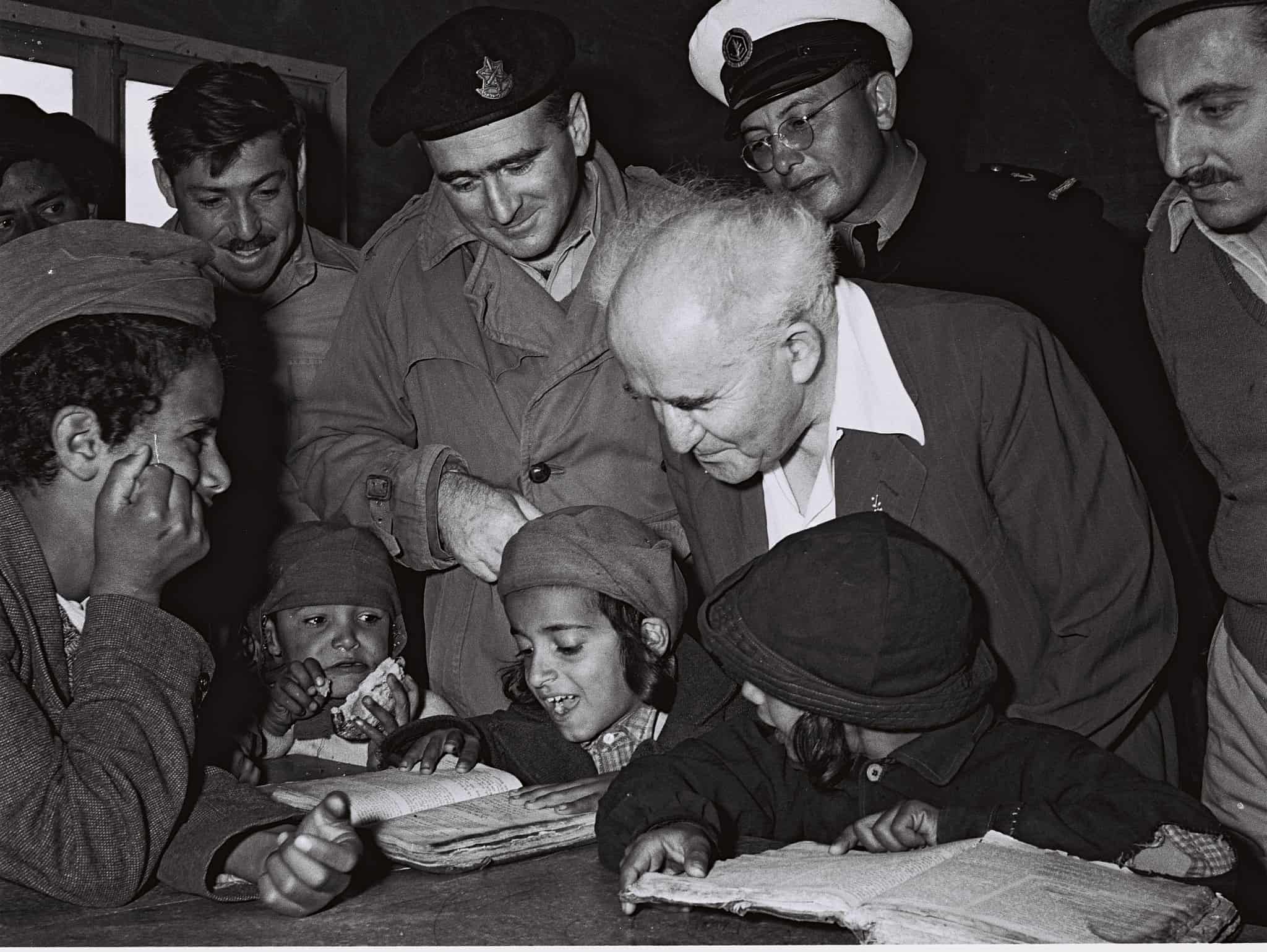 דוד בן-גוריון מבקר במעברת פרדיה, ב-22 בנובמבר 1950 (צילום: דוד אלדן/אוסף התצלומים הלאומי)