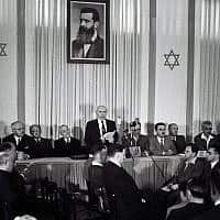 ראש הממשלה דוד בן גוריון קורא את מגילת עצמאות ישראל, ביום הכרזת המדינה, במוזאון תל אביב בשרות' רוטשילד. 14 במאי 1948
