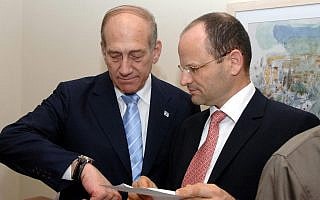 יורם טורבוביץ ואהוד אולמרט בלשכת ראש הממשלה ב-2007 (צילום: משה מילנר/לע״מ) יורם טורבוביץ ואהוד אולמרט בלשכת ראש הממשלה ב-2007 (צילום: משה מילנר/לע״מ)