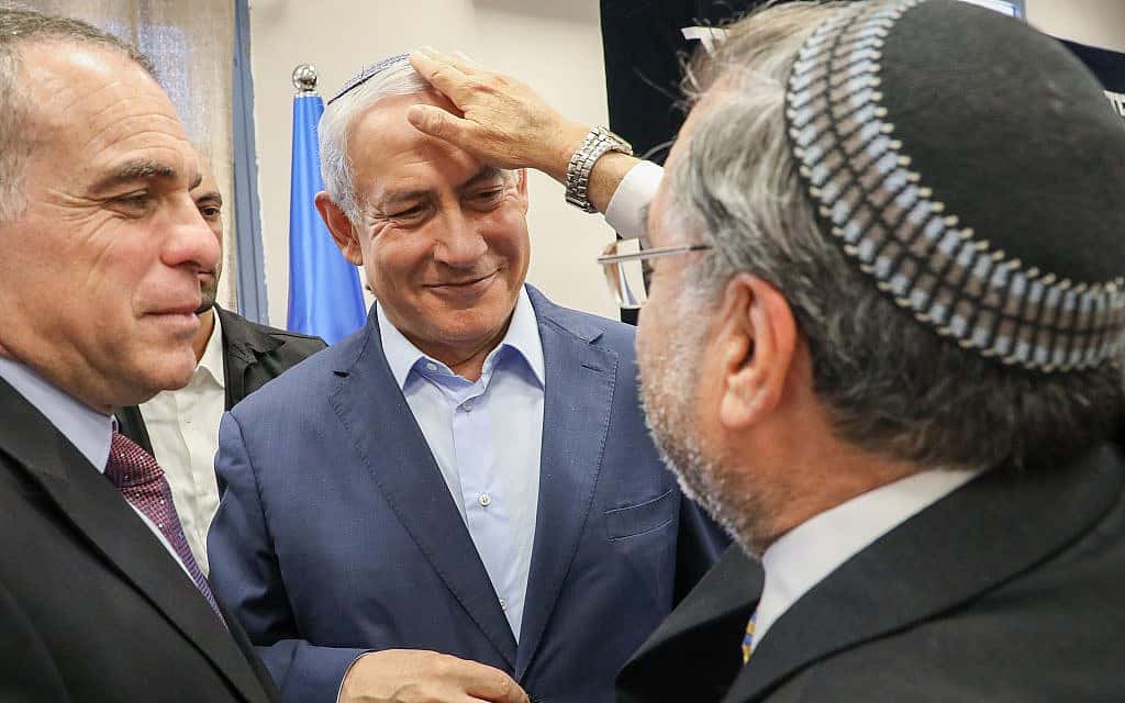 Rabbi Riskin blesses Prime Minister Benjamin Netanyahu during a visit in Efrat, in Gush Etzion, on July 31, 2019 (צילום: Gershon-Elinson-Flash90)