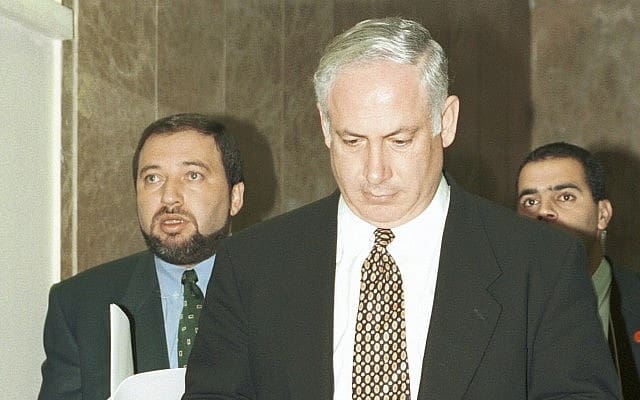 כאילו זה היה אתמול? ראש הממשלה בנימין נתניהו, עם אביגדור ליברמן, 1996 (צילום: פלאש 90)