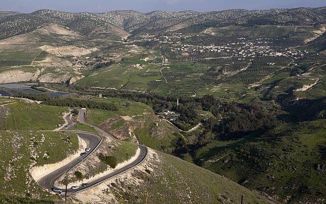 מבט על נחל הירמוך. צומת גבולות בין ישראל, ירדן וסוריה (צילום: Matanya Tausig/Flash 90)