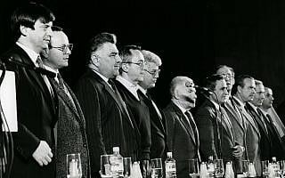 בחירי הליכוד ב-1986 (שני מימין: בנימין נתניהו, שני משמאל: רוני מילוא) (צילום: משה שי פלאש 90) בחירי הליכוד ב-1986 (שני מימין: בנימין נתניהו, שני משמאל: רוני מילוא) (צילום: משה שי פלאש 90)
