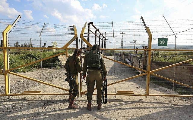 חיילות נועלות את שער הבסיס באי השלום נהריים (צילום: Yaakov Lederman/Flash90)