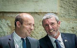 רפי פרץ ונפתלי בנט, בטקס חילופי שר במשרד החינוך, ב-26 ביוני 2019 (צילום: יונתן סינדל/פלאש90) רפי פרץ ונפתלי בנט, בטקס חילופי שר במשרד החינוך, ב-26 ביוני 2019 (צילום: יונתן סינדל/פלאש90)