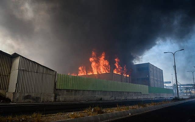 השריפה במפעל &quot;שמן&quot; בחיפה, ב-5 בספטמבר 2019 (צילום: Meir Vaknin/Flash90)