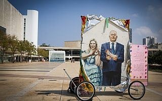 ציור של בנימין ושרה נתניהו בתל אביב, ספטמבר 2019 (צילום: פלאש 90) ציור של בנימין ושרה נתניהו בתל אביב, ספטמבר 2019 (צילום: פלאש 90)