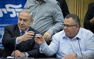 בנימין נתניהו ודוד ביטן בפתח ישיבת סיעת הליכוד (צילום: Yonatan Sindel-Flash90) בנימין נתניהו ודוד ביטן בפתח ישיבת סיעת הליכוד (צילום: Yonatan Sindel-Flash90)