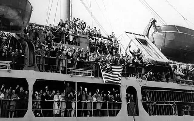 שורדי שואה על סיפון ה-SS מארין פלאשר בזמן היציאה מברמרהאפן לכיוון ניו יורק (צילום: Picture Alliance/DPA/UPI\ באדיבות גורנסיי)