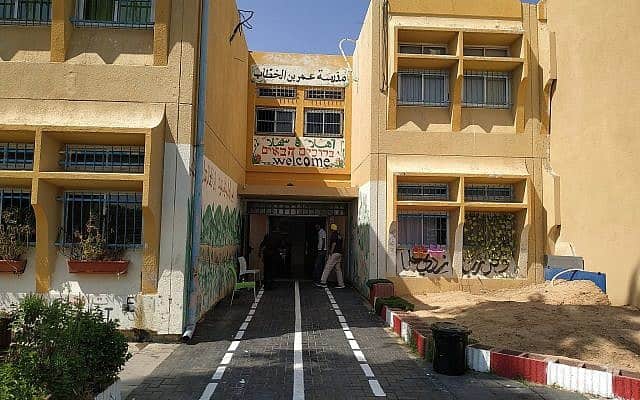 הכניסה לקלפיות בבית ספר עומר בן אל ח'טאב ברהט