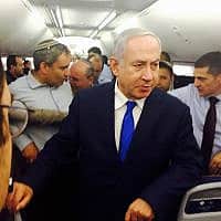בנימין נתניהו מגיע לירכתי המטוס בטיסה חזרה מסוצ'י, ב-12 בספטמבר 2019 (צילום: שלום ירושלמי/זמן ישראל)
