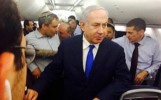 בנימין נתניהו מגיע לירכתי המטוס בטיסה חזרה מסוצ׳י, ב-12 בספטמבר 2019 (צילום: שלום ירושלמי/זמן ישראל) בנימין נתניהו מגיע לירכתי המטוס בטיסה חזרה מסוצ׳י, ב-12 בספטמבר 2019 (צילום: שלום ירושלמי/זמן ישראל)