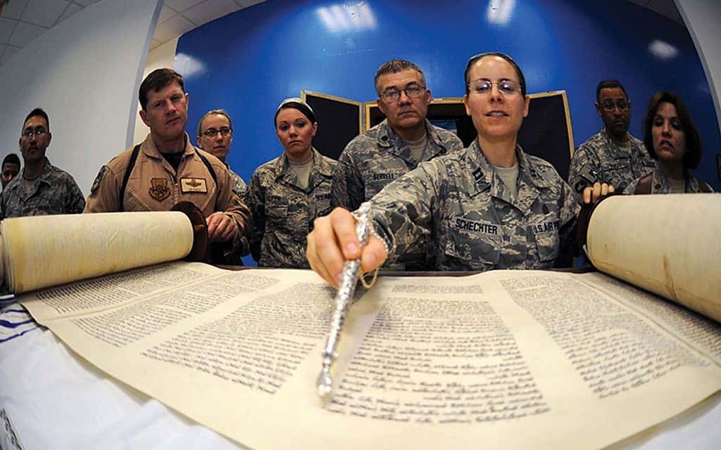 רבה צבאית קוראת בתורה בבסיס של צבא היבשה האמריקני (צילום: JWB Jewish Chaplains Council)