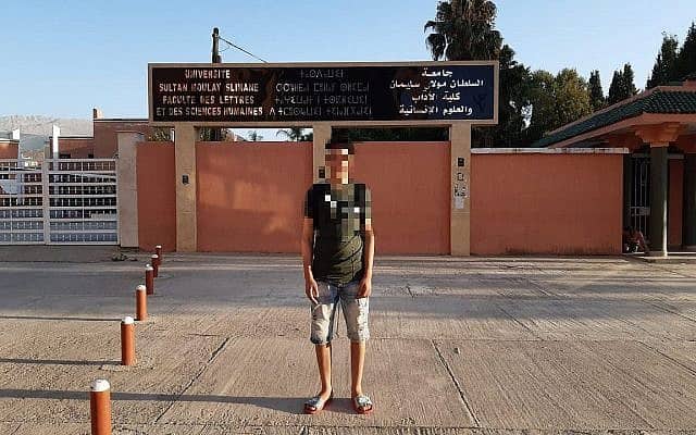 מוחמד, כשפניו מוסתרות על מנת להגן על זהותו, עומד מול האוניברסיטה בה הוא לומד בבני-מלאל, מרוקו, 4 ביוני, 2019 (צילום: (יעקב שוורץ)