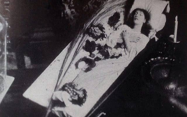 שרה ברנהרדט בארון הקבורה בו נהגה לשכב כדי לשנן את תפקידיה