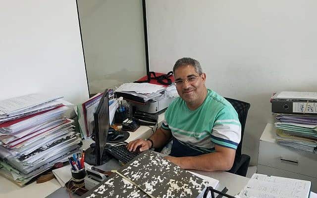 מאהר חנא, עורך דינו של מוחמד חליב, במשרדו בירושלים (צילום: (צילום: אדם רזגון/Times of Israel))