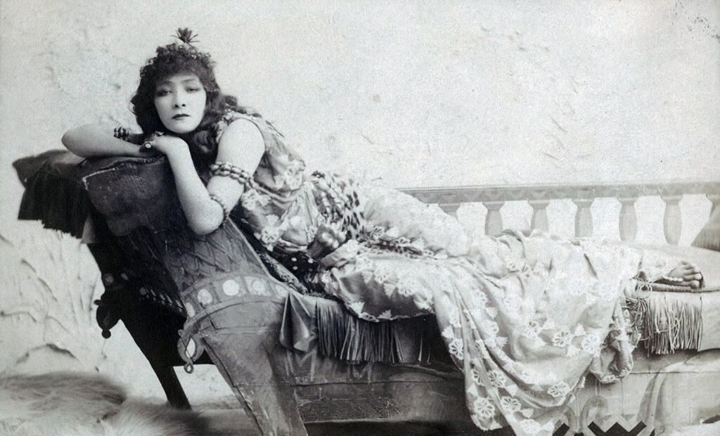שרה ברנהרדט בתפקיד קליאופטרה ב-1891 (צילום: Napoleon Sarony)