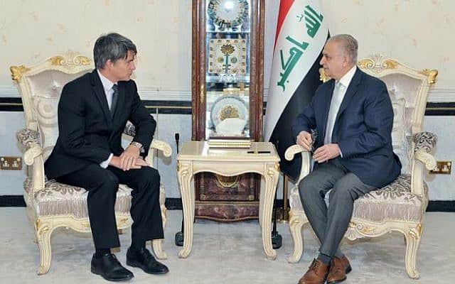 שר החוץ של עיראק (מימין) נפגש עם ראש המשלחת בשגרירות ארצות הברית בבגדד
