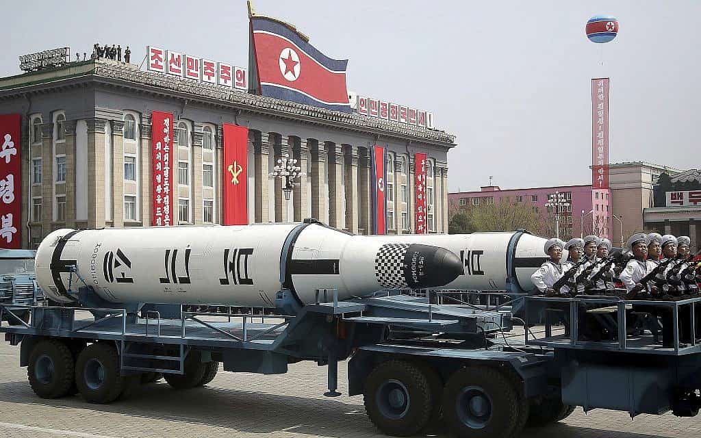 טיל בליסטי, שעשוי להיות מותקן בצוללת, במפגן צבאי בקוריאה הצפונית (צילום: Wong Maye-E, AP)