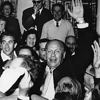 אוסקר שינדלר במהלך אחד מיותר מ-12 ביקורים שעשה בישראל, בתחילת 1961. במהלך השואה, שינדלר השתמש במפעל שלו ובשוחד כדי להציל יהודים מגירוש למחנות מוות שנבנו על ידי הנאצים (צילום: רשות הציבור)
