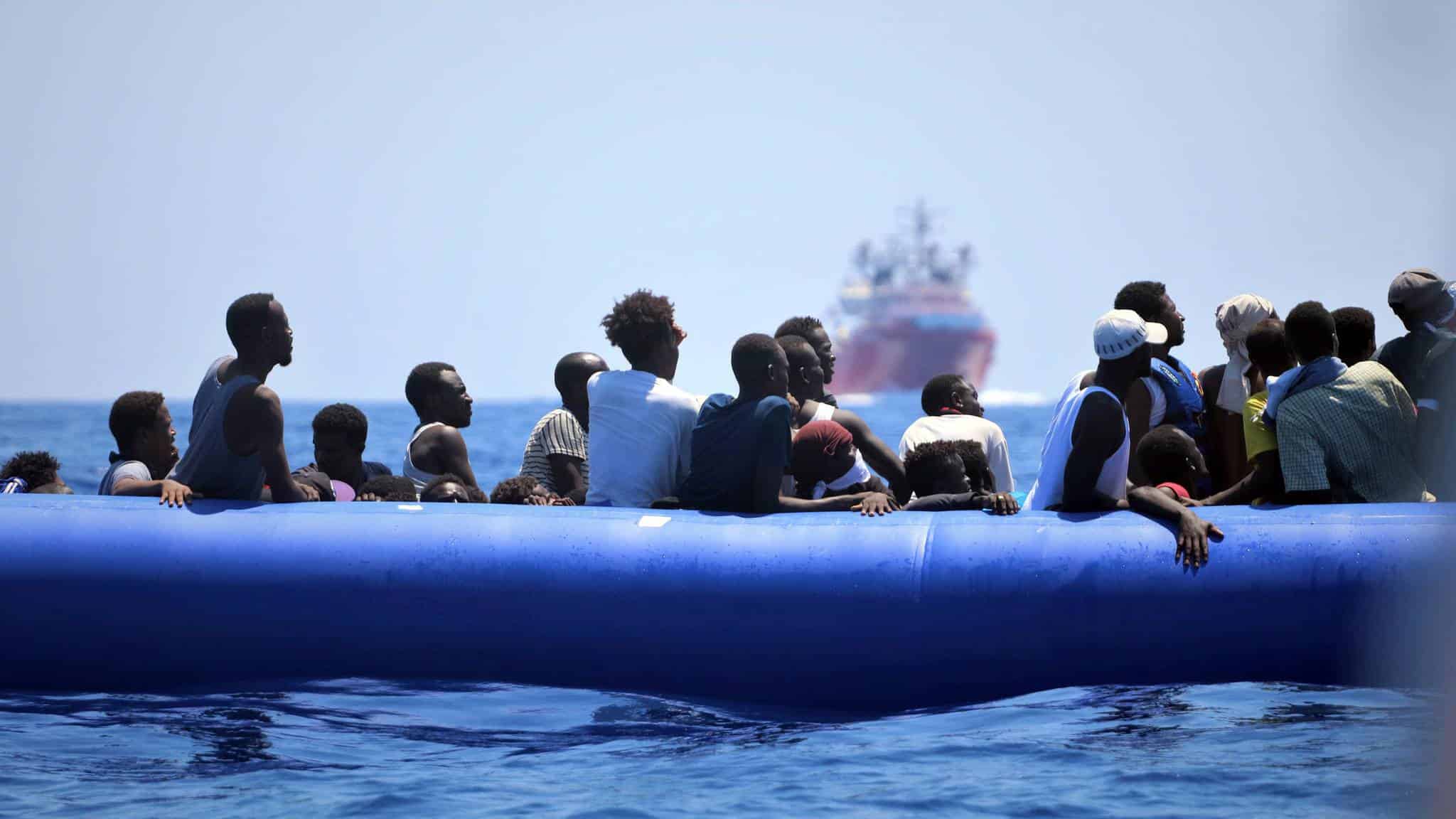 פליטים על סירת גומי כחולה עומדים להיאסף על ידי ה-Ocean Viking, אוגוסט 2019 (צילום: האנה וואלס באומן\ SOS Mediterranee)