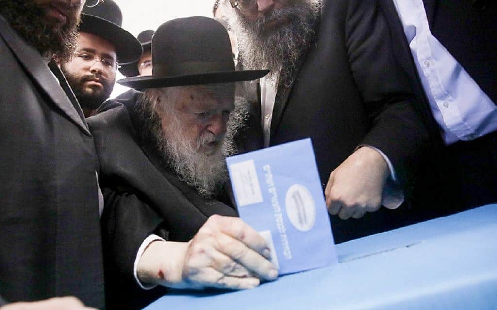 הרב קנייבסקי מצביע בבני ברק (צילום: אהרון קרון / פלאש 90)