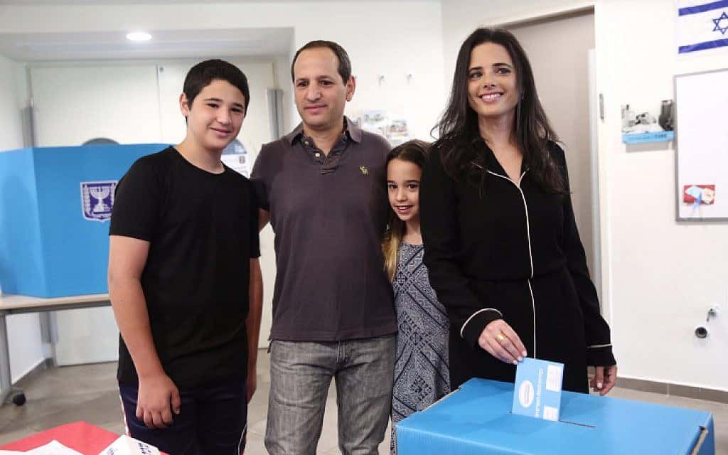 איילת שקד ומשפחתה מצביעים בתל אביב (צילום: מרים אלסטר / פלאש 90)