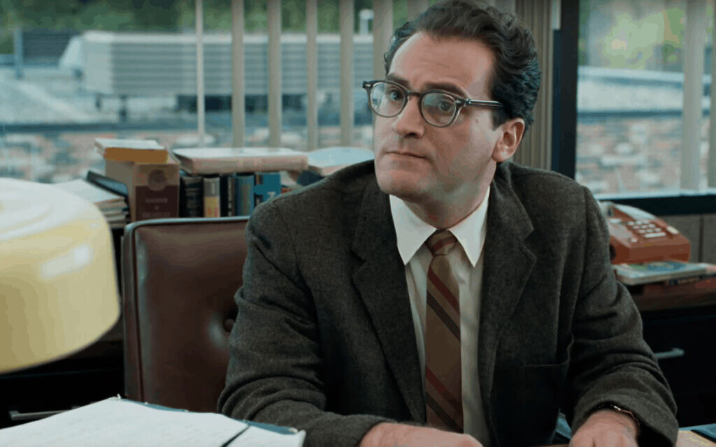 מייקל סטולברג, בתפקיד הבכורה שלו כמרצה לפיזיקה לארי גופניק, בסרט"יהודי טוב" (צילום: צילום מסך מיוטיוב)
