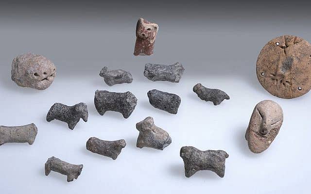 צלמיות מאתר החפירות מתקופת הברונזה הקדומה ליד חריש המודרנית (צילום: קלרה עמית, רשות העתיקות)