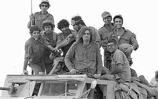 חיילי מילואים עומדים על משאית במהלך מלחמת יום כיפור בחצי האי סיני ב-6 באוקטובר, 1973 (צילום: אבי שמעוני, במחנה, ארכיון משרד הביטחון) חיילי מילואים עומדים על משאית במהלך מלחמת יום כיפור בחצי האי סיני ב-6 באוקטובר, 1973 (צילום: אבי שמעוני, במחנה, ארכיון משרד הביטחון)