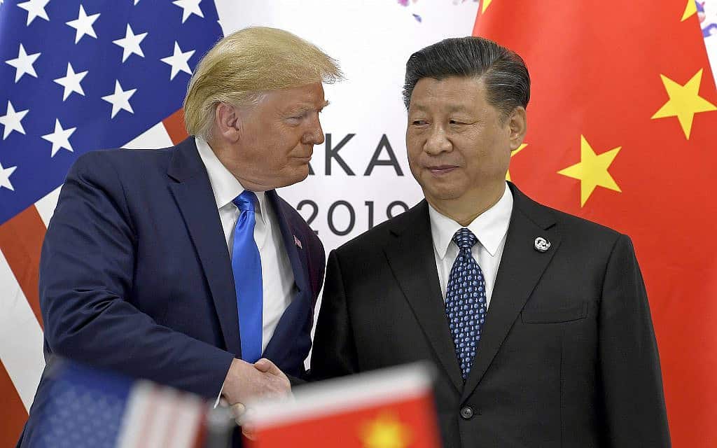 נשיא ארה&quot;ב דונלד טראמפ, לוחץ את ידו של נשיא סין שי ג&#039;ינפינג בפסגת G-20 באוסאקה, יפן. לשני הצדדים יש תמריצים ליישב את מלחמת הסחר שמאיימת להטות את הכלכלה העולמית למיתון (צילום: AP Photo/Susan Walsh, File)