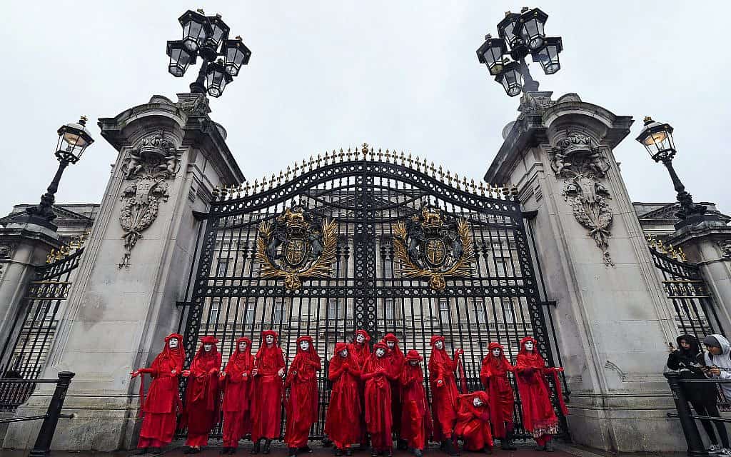 פעילי אקלים מפגינים מחוץ לארמון בקינגהאם בלונדון. 7 באוקטובר, 2019 (צילום: AP Photo/Alberto Pezzali)
