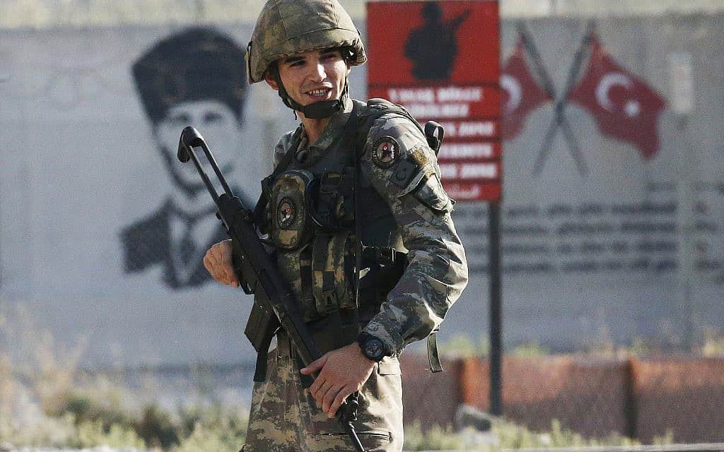 חייל טורקי בגבול עם סוריה, ב-9 באוקטובר 2019 (צילום: AP Photo/Lefteris Pitarakis)
