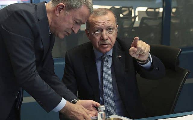 נשיא טורקיה רג'פ טאיפ ארדואן ושר ההגנה הטורקי הולאוזי אקר בחדר המצב, מפקחים על כניסת הכוחות לסוריה, ב-9 באוקטובר 2019 (צילום: Turkish Presidency Press Service via AP, Pool)