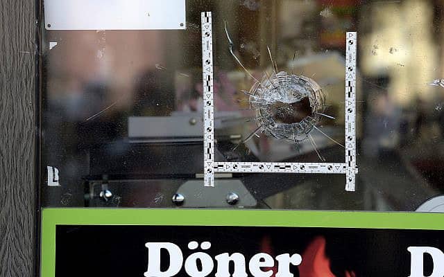 סימני הירי ליד בית הכנסת בהאלה (צילום: AP Photo/Jens Meyer)