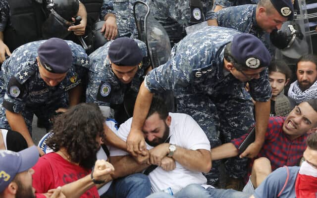 מחאה חברתית בלבנון, אוקטובר 2019 (צילום: AP Photo/Hussein Malla)