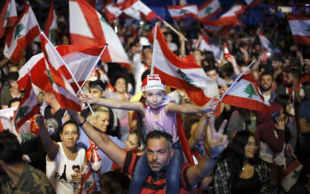 מחאה חברתית בלבנון, אוקטובר 2019 (צילום: AP Photo/Bilal Hussein)