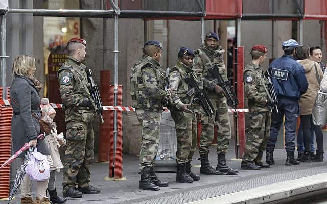 חיילים מאבטחים מרכז יהודי בניס ב-2015, אז הועלתה הכוננות הביטחונית בצרפת בעקבות מתקפת טרור על פריז (צילום: AP Photo/Lionel Cironneau)