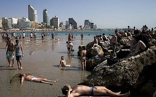תיירים בתל אביב, ארכיון, 2013 (צילום: AP Photo/Oded Balilty) תיירים בתל אביב, ארכיון, 2013 (צילום: AP Photo/Oded Balilty)