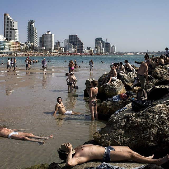 תיירים בתל אביב, ארכיון, 2013 (צילום: AP Photo/Oded Balilty)