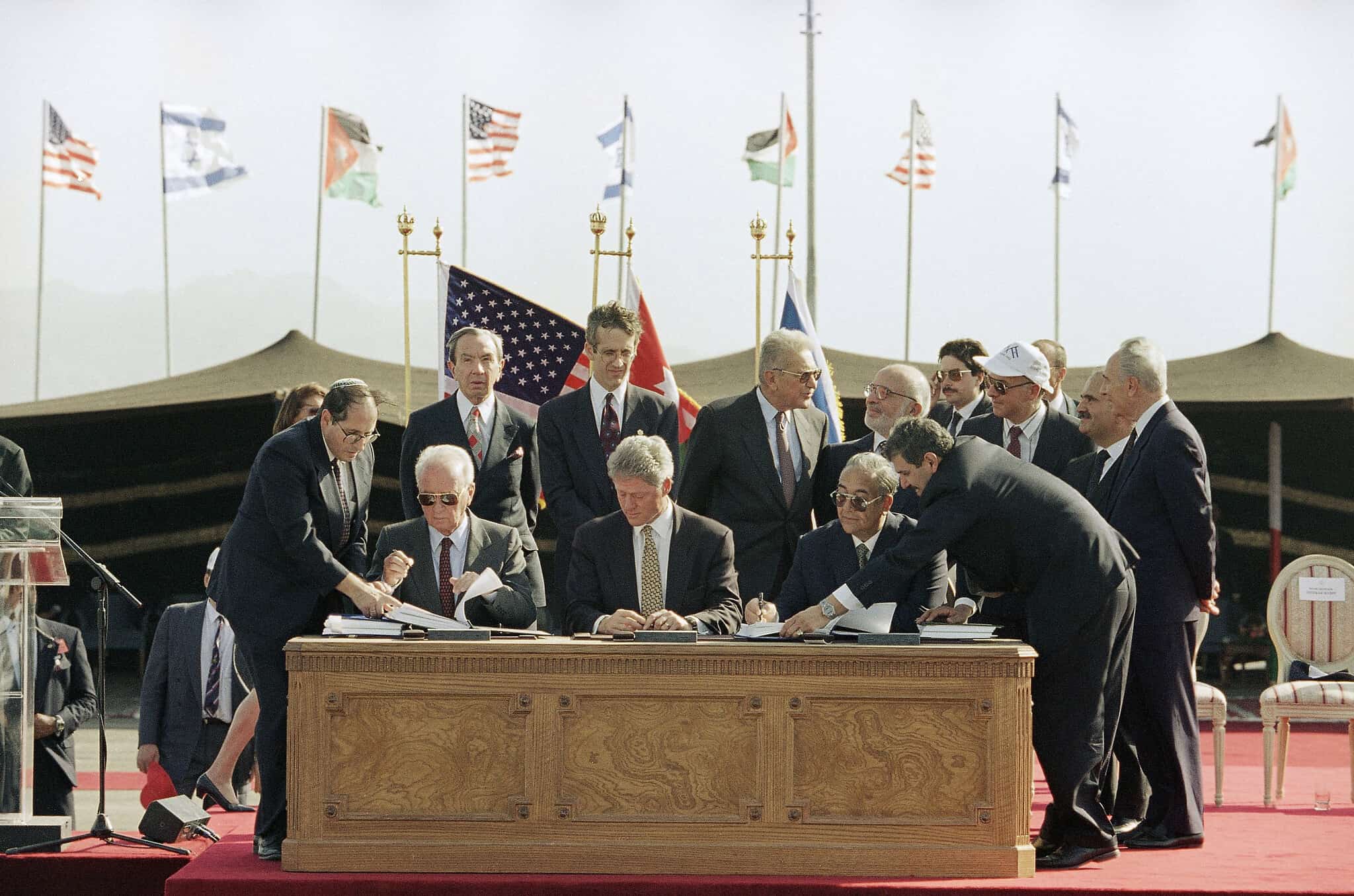 טקס חתימת הסכם השלום בין ישראל וירדן בערבה. 26 באוקטובר 1994 (צילום: AP Phto/Marcy Nighswander)