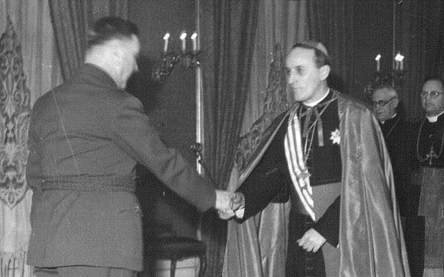 אלויסיוס סטפינאץ, מימין, לוחץ את ידו של מנהיג האוסטאשה אנטה פאבליץ&#039; (צילום: צילום: רשות הציבור)